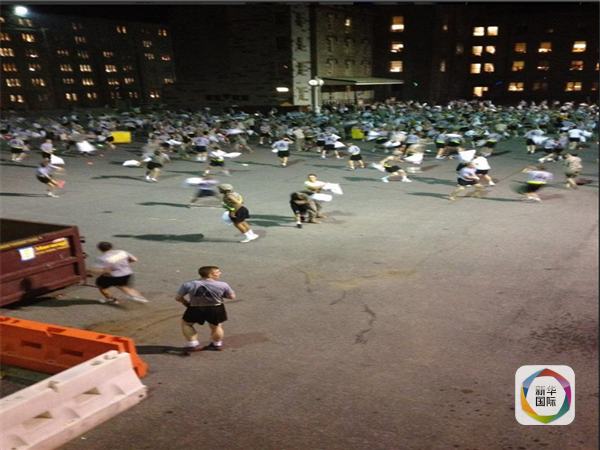 　　学员相互追打。