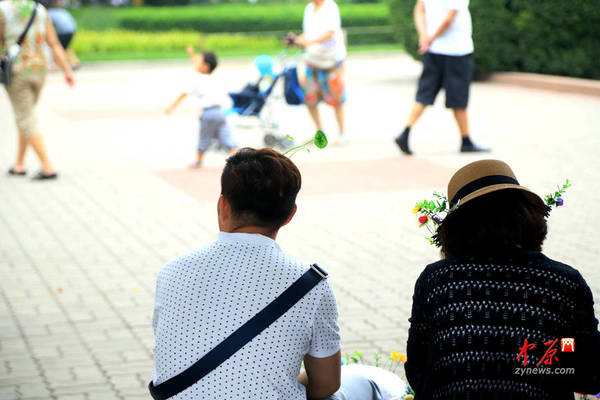 小夫妻卖家今天是第一天开张，他们对今天的销售情况还算满意。