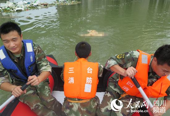 图为消防人员打捞浮尸。（三台县消防供图）