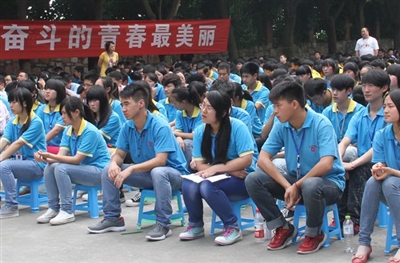 工业技师学校师生正在观看阅兵。