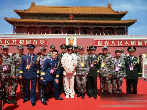 成龙观礼阅兵 天安门前合影部队军人(图)|微博|留言_凤凰娱乐
