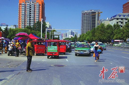 交警开展摩的整治行动 超标摩的最高罚2000元