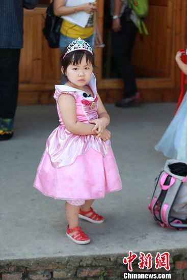 《<em>爸爸</em>》夏天穿公主裙 王宝强女儿扮<em>睡</em>美人(组