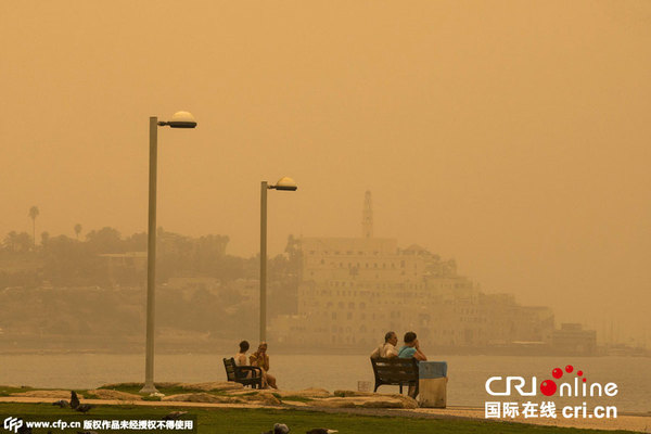 中东多国遭遇沙尘暴天气 黄沙笼罩城镇(高清组