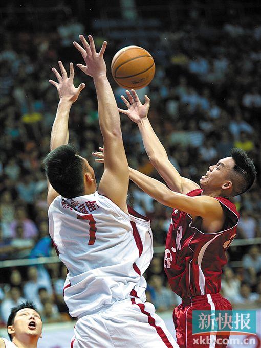 ■依靠于广龙的出色发挥,广州队(红衣)在客场爆冷击败了东莞队。