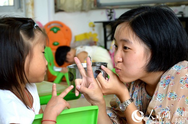 王超与孩子之间通过表情和手势交流。李挺摄