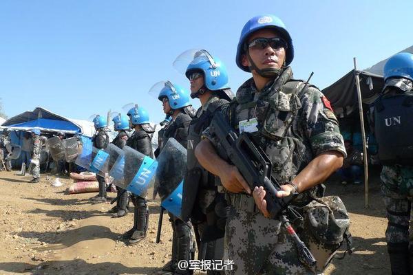海外扬威!中国维和部队持枪举盾护卫难民|联合