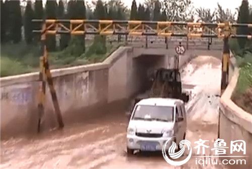 德州:货车陷泥泞铲车待命拖车收费 记者暗访遭