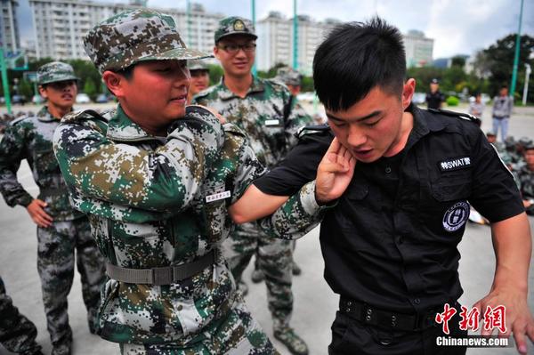 特警队员教授防身术 与大学新生近身格斗|警
