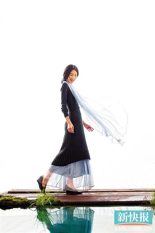 灰色羊绒针织裙配冰蓝长裙,双裙的穿法从T台延伸到衣橱,如果够高够瘦,美若仙子。