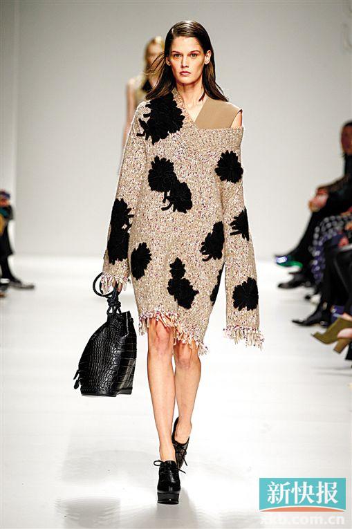 ■学学模特对鸡心领针织衫的全新演绎,是不是更加性感?