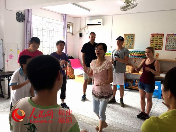 潘婷颖在示范“猪八戒偷西瓜”游戏。  林长生  摄