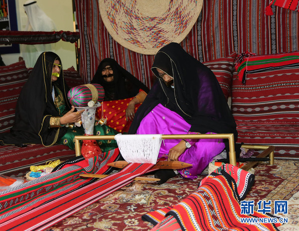 几位阿联酋妇女在表演传统手工艺制作。新华社记者安江 摄
