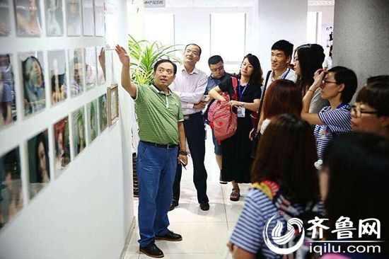 网媒记者在韩都衣舍参观采访