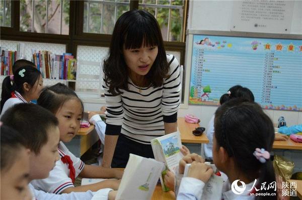 张倩怡老师跟学生们交流。  张龙 摄