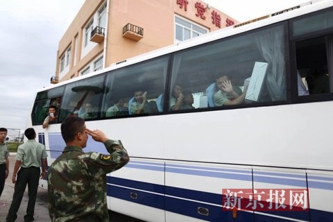 留下的战士为退役战友送行。