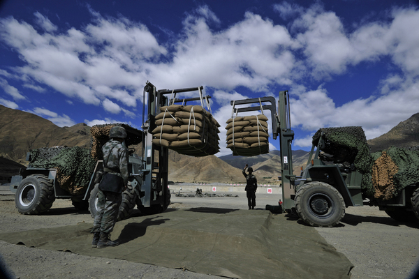 某军需保障组正在通过叉车装载军需物资。高勇君 摄