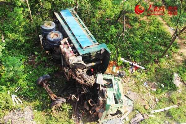 重型卡车，冲撞出桥上护栏后直接飞掉下大桥