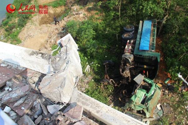 海口大货车撞倒电动车后掉下琼州大桥