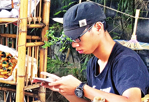 南后街卖伞小哥头上戴了一整排小草