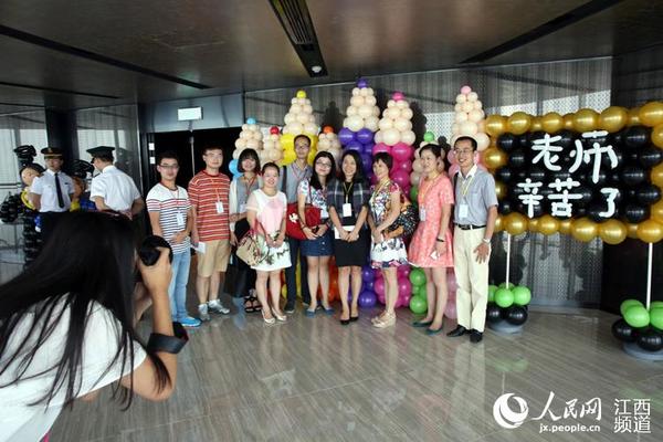 百名优秀教师登顶“江西最高楼” 叹赣江两岸美景很惊艳。