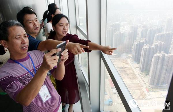 百名优秀教师登顶“江西最高楼” 叹赣江两岸美景很惊艳。