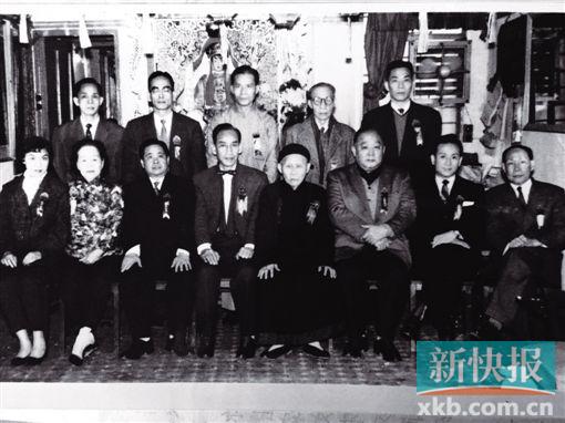 ■左五为金山和,左四为关德兴,左六为梁醒波。(图片由白超鸿提供)