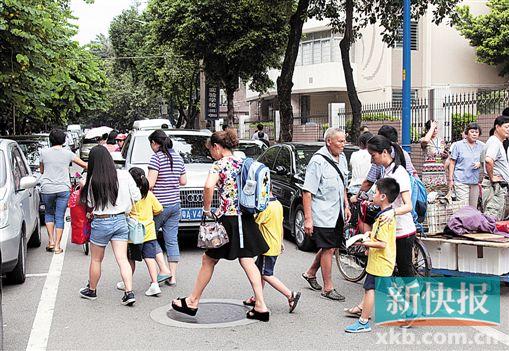 ■每到放学时间,铁一小学门口人车争道现象严重。