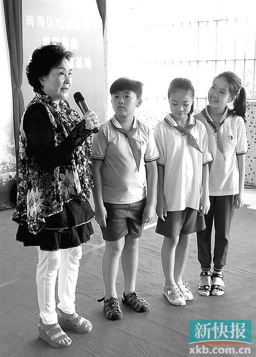 ■孩子们对这位明星奶奶充满好奇。(钟哲平/摄)