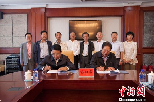 中国小康建设研究会与绥化市政府签署战略合作协议　于琨　摄