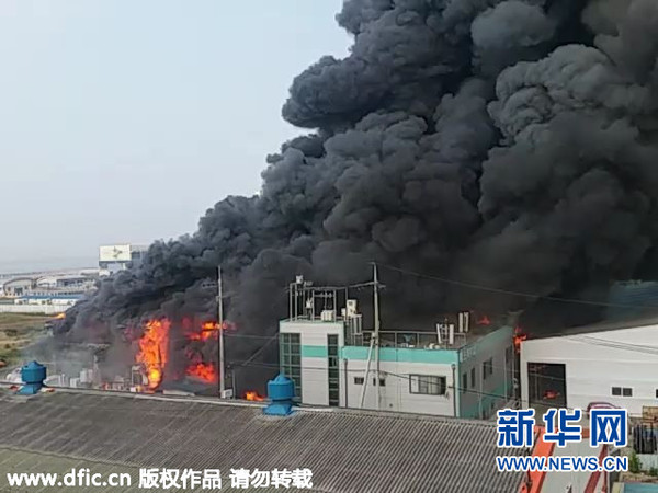 　　当地时间2015年9月11日，韩国安山，一工业园区内的胶片厂发生火灾，现场浓烟滚滚，消防员奋力扑救。图片来源:东方IC