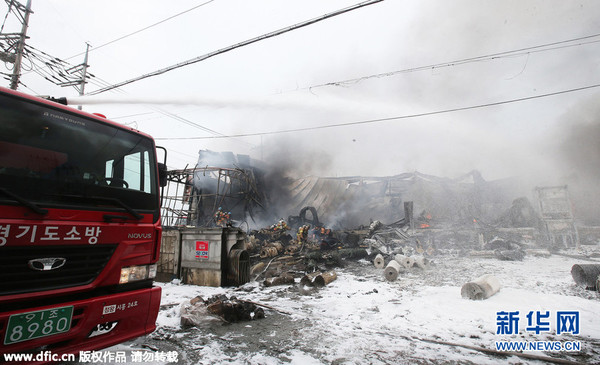 当地时间2015年9月11日，韩国安山，一工业园区内的胶片厂发生火灾，现场浓烟滚滚，消防员奋力扑救。图片来源:东方IC