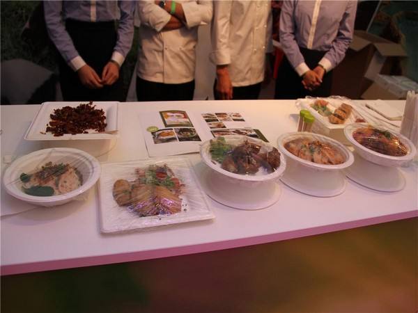 　　美食节参展川菜样品。