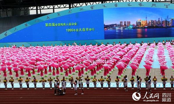 开幕式现场的火炬传递。（朱虹 摄）