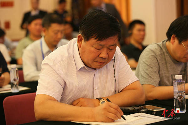 认真记笔记的观众