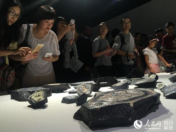 市民正在仔细观看3D打印艺术作品。