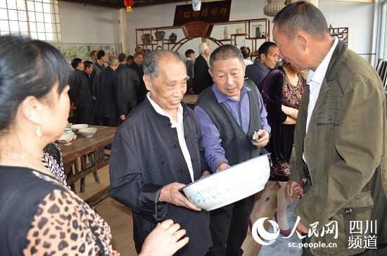 民俗博物馆吸引了众多村民参观。