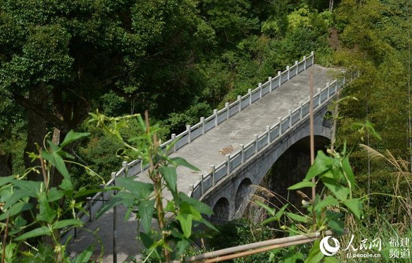 横跨山涧，连接芹源和北洋两村的荣公桥凝聚着张纪祥的心血。