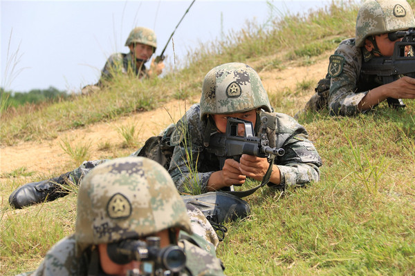 先遣战斗队敌情侦察。许建锋 摄