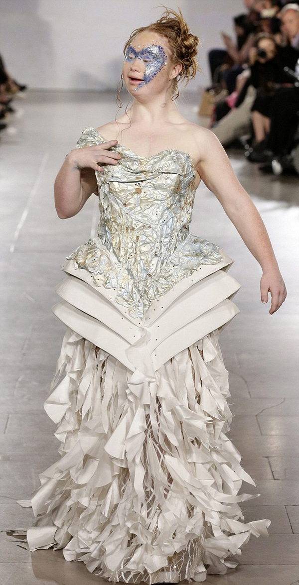 玛德琳在T台走秀。（网页截图）