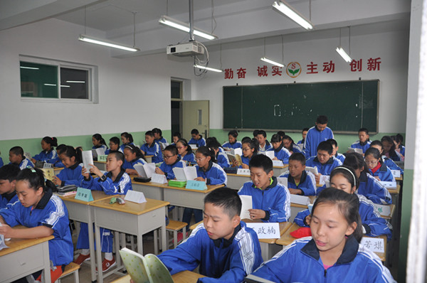 太原五育中学近300名初一新生喜迎开学第一课
