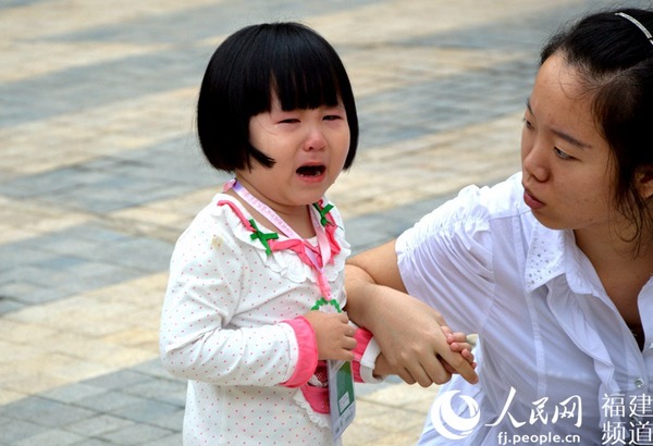 福州幼儿园入学首日:萌娃以泪洗面 诺一劝慰