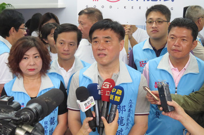 国民党副主席、基隆市&ldquo;立委&rdquo;参选人郝龙斌（前中）图片来源：台&ldquo;中央社&rdquo;