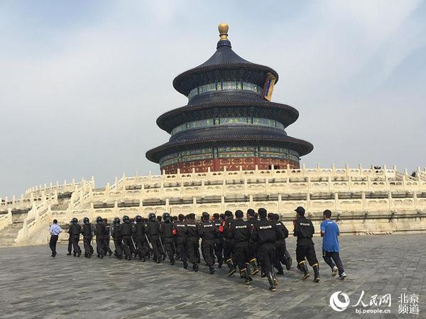 14日，在天坛公园内的祈年殿西侧，北京市假日旅游工作领导小组在进行假日工作会前组织了古建筑消防和反恐演练。人民网 鲍聪颖摄