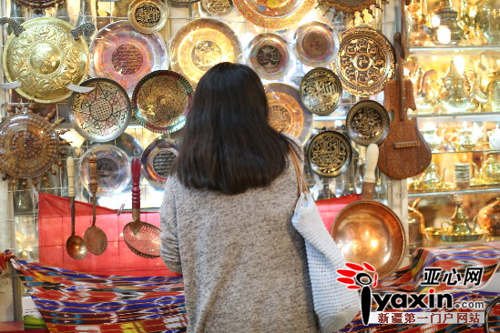 “环游天山·千里黄金线”全国网络媒体及新疆名家一行正在参观二道桥