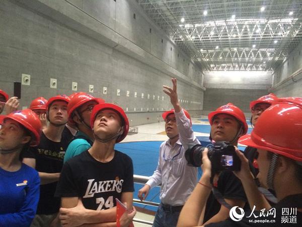 四川大学锦城学院国旗班的同学们参观向家坝水电站发电厂。黄娟 摄