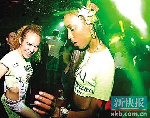 ■Roro的中国男朋友经常提出希望她能够离开酒吧的舞台,换一份舞蹈老师的工作,这让爱好夜场文化的她很是困扰。    受访者供图