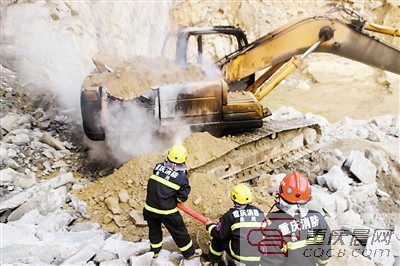 挖掘机起火 消防官兵沙土灭火|罐车|自燃