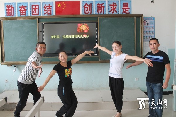 和布克赛尔县查和特乡教师编排舞蹈“爱祖国，祝愿新疆明天更美好”。