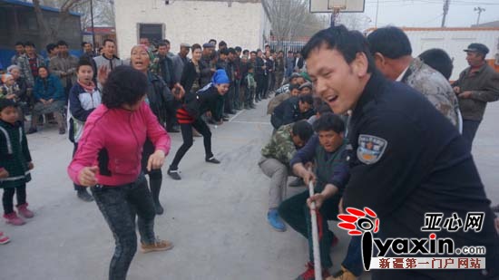 在少数民族传统的节日“诺鲁孜节”精心举办了一场农民趣味运动会，趣味运动会上，工作组为村民加油鼓劲